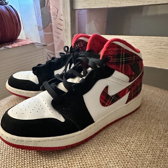 Authentic Air Jordan 1 Retro Mid GS ‘Bad Santa’ US 7Y - Great Condition - Picture 1 of 5